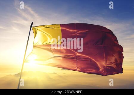 Vilvoorde del Brabante Fiammingo del Belgio che sventola la bandiera nebbia all'alba Foto Stock