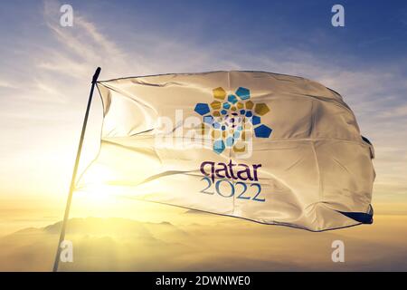 La bandiera del Qatar della Coppa del mondo FIFA 2022 sventola sulla vetta nebbia all'alba Foto Stock