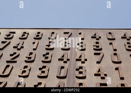 POZNAN, POLONIA - 30 settembre 2017: Primo piano del Monumento Cryptologist di Enigma con codici nel centro della città Foto Stock
