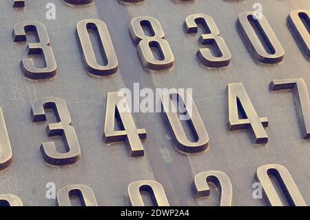 POZNAN, POLONIA - 30 settembre 2017: Primo piano del Monumento Cryptologist di Enigma con codici nel centro della città Foto Stock