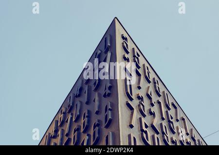 POZNAN, POLONIA - 30 settembre 2017: Primo piano del Monumento Cryptologist di Enigma con codici nel centro della città Foto Stock
