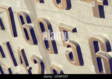 POZNAN, POLONIA - 30 settembre 2017: Primo piano del Monumento Cryptologist di Enigma con codici nel centro della città Foto Stock