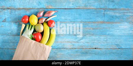 sacchetto di carta pieno di verdure sane e frutta, cibo organico, stile di vita sano, spazio libero di copia Foto Stock