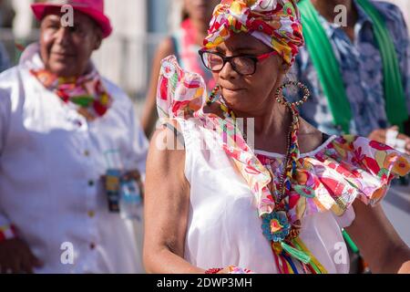 BARRANQUILLA, COLOMBIA - 20 dicembre 2020: La comparsa sfila i loro costumi colorati tradizionali al carnevale di Barranquilla Foto Stock