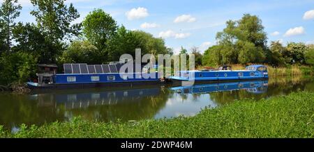 Alternativa vivere in Narrow Boat sul fiume Ouse a St Neots Cambridgeshire Inghilterra. Foto Stock