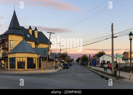 Puerto Natales Street in serata con alcune persone di passaggio, Patagonia, Cile Foto Stock