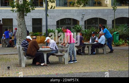 Uomini anziani socializzare e giocare a Funchal Madeira Portogallo. Foto Stock