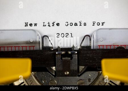 Nuovi obiettivi di vita per il 2021 scritto su una vecchia macchina da scrivere Foto Stock