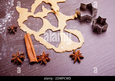 Natale cottura, forma di torta e spezie Foto Stock