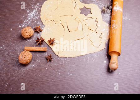 Natale cottura, forma di torta e spezie Foto Stock