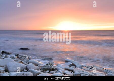 Una costa rocciosa sulla costa dello Yorkshire orientale all'alba. Foto Stock