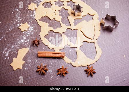 Natale cottura, forma di torta e spezie Foto Stock