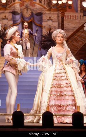 l-r: Susan Fleetwood (Prince Charming), Janet Dibley (Cinderella) a CINDERELLA al Lyttelton Theatre, National Theatre (NT) London 15/12/1983 Set design: William Dudley Costumi: Deirdre Clancy illuminazione: William Bundy coreografia: David Toguri regista: Bill Bryden Foto Stock