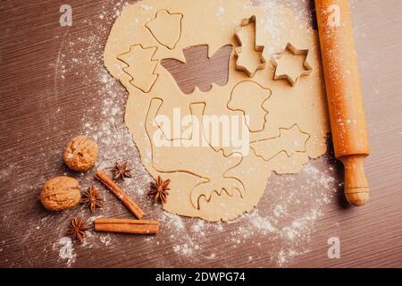 Natale cottura, forma di torta e spezie Foto Stock