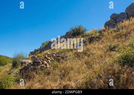 Grosseto, Italia - 4 settembre 2020. I resti delle mura perimetrali etrusche di Roselle o Rusellae, antica città etrusca e romana della Toscana. Foto Stock