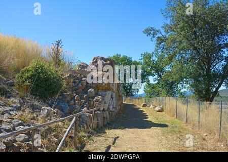 Grosseto, Italia - 4 settembre 2020. I resti delle mura perimetrali etrusche di Roselle o Rusellae, antica città etrusca e romana della Toscana. Foto Stock