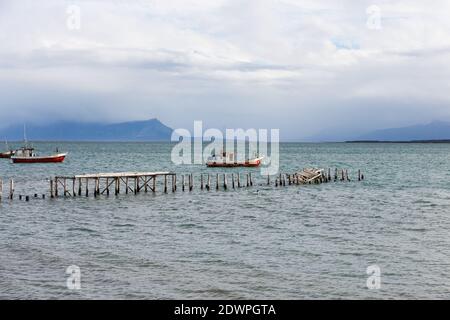 Old Pier (Muelle Histórico), e le barche da pesca, Puerto Natales, Patagonia, Cile Foto Stock