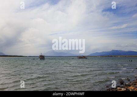 Old Pier (Muelle Histórico), e le barche da pesca, Puerto Natales, Patagonia, Cile Foto Stock