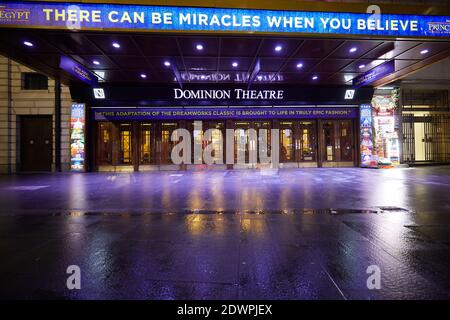 Londra, Regno Unito. - 21 Dic 2020: Davanti al Dominion Theatre su Tottenham Court Road, chiuso a causa di restrizioni del coronavirus pochi giorni prima di Natale. Foto Stock