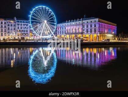 La ruota panoramica Ferris in notturna a Bayonne, Francia Foto Stock