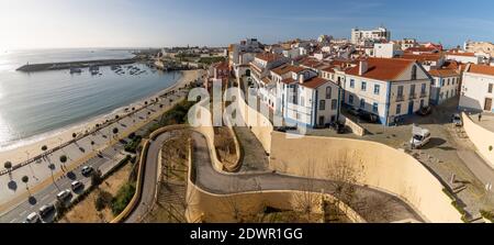 Sines, Portogallo - 20 dicembre 2020: Vista panoramica del centro storico di Sines Foto Stock