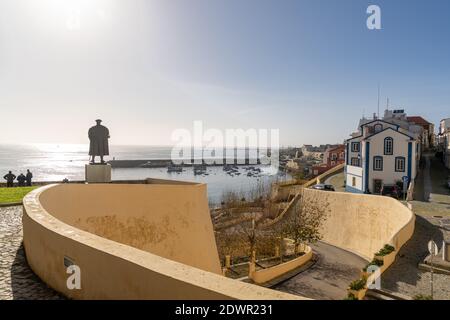 Sines, Portogallo - 20 dicembre 2020: I turisti visitano il centro storico di Sines e la statua di Vasco da Gama Foto Stock