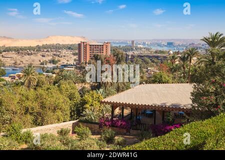 Egitto, Alto Egitto, Assuan, Vista del nuovo e vecchio Cataract Hotel con rovine Khnum in lontananza Foto Stock