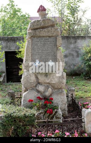 Gedenkstein, Ermordung politischer griechischer Häftlinge durch die Waffen SS am 6. Aprile 1945 a Krems NÖ, Österreich Foto Stock