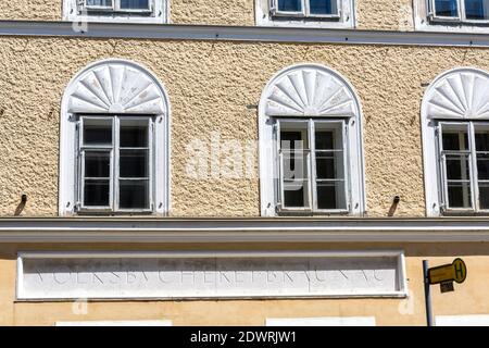Volksbücherei, Hitlerhaus, Geburtshaus von Adolf Hitler in Braunau am Inn OÖ Foto Stock