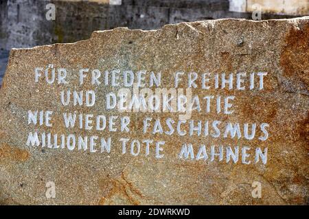Gedenkstein vor dem Geburtshaus von Adolf Hitler in Braunau am Locanda OÖ Foto Stock