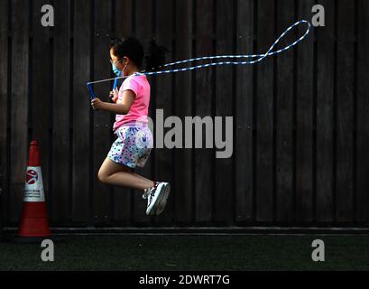 Hong Kong, Cina. 24 Marzo 2020. Un bambino salta la corda a Hong Kong, Cina meridionale, 24 marzo 2020. Credit: WU Xiaochu/Xinhua/Alamy Live News Foto Stock