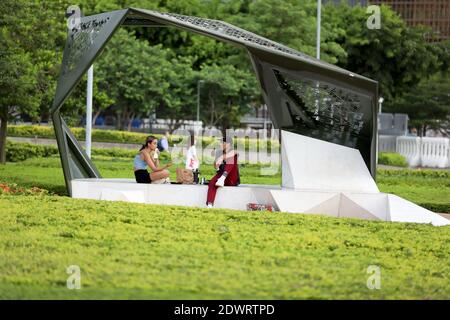 Hong Kong, Cina. 15 luglio 2020. La gente riposa in un parco a Hong Kong, Cina del sud, 15 luglio 2020. Credit: WU Xiaochu/Xinhua/Alamy Live News Foto Stock