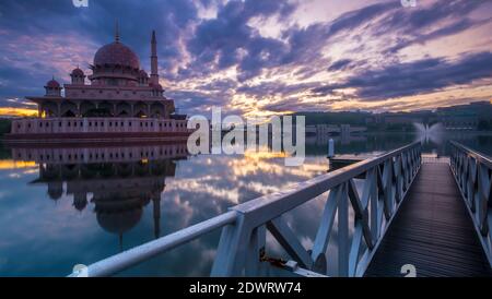 La Moschea Perdana di Putrajaya si trova nel territorio Federale di Putrajaya, Malesia Foto Stock