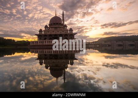 La Moschea Perdana di Putrajaya si trova nel territorio Federale di Putrajaya, Malesia Foto Stock