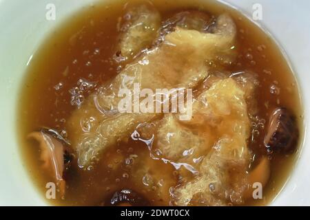 pesce brasato mw e funghi in salsa rossa sulla ciotola Foto Stock