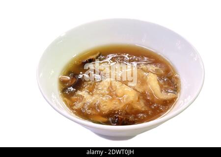 pesce brasato mw e funghi in salsa rossa sulla ciotola Foto Stock