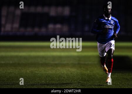 Jordy Hiwula-Mayifuila di Portsmouth si riscalda dopo la seconda partita della fa Cup a Fratton Park, Portsmouth. Foto Stock