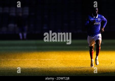 Jordy Hiwula-Mayifuila di Portsmouth si riscalda dopo la seconda partita della fa Cup a Fratton Park, Portsmouth. Foto Stock