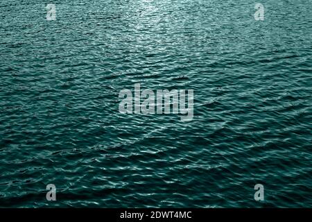 Mare acqua di fondo. Increspa sull'acqua blu trasparente in mare con riflesso del sole. Striscioni dai colori trendy dell'anno 2021 Foto Stock