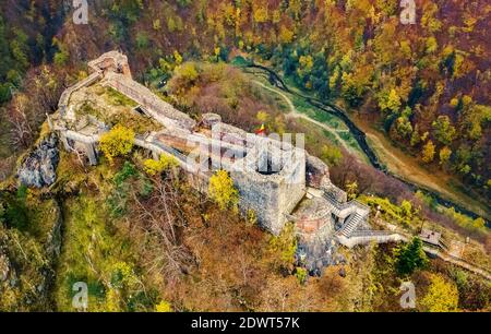 Famosa cittadella di Poenari sullo sfondo delle montagne della romania Foto Stock