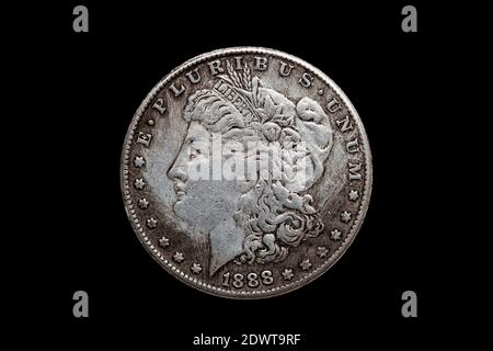 USA One Dollar Morgan Silver Coin replica datata 1880 con un ritratto immagine di Liberty sull'ossale tagliato e isolato su uno sfondo nero, stock Foto Stock