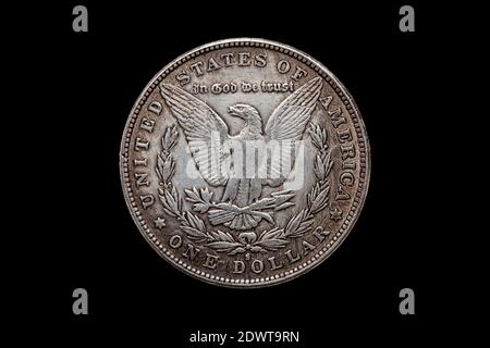 USA One Dollar Morgan Silver Coin replica datata 1880 con un'immagine di un'aquila sparsa sul taglio inverso e isolato su uno sfondo nero, stock Foto Stock