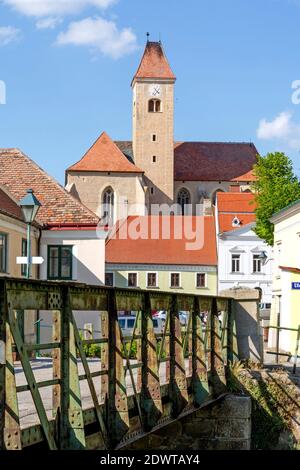 Blick zur Heiligblutkirche, Pulkau im Weinviertel NÖ, Österreich Foto Stock