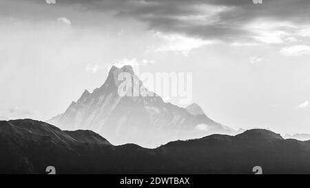 Vista del Monte Machapuchare, dal Nepalese che significa Fishtail Mountain, Annapurna Conservation Area, Himalaya, Nepal, immagine in bianco e nero Foto Stock