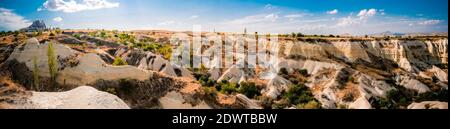 Vista panoramica del paesaggio turco con insolite montagne di sabbia nelle vicinanze Uchisar in Cappadocia Foto Stock