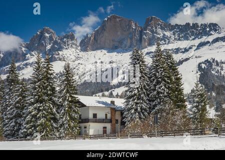 Dolomiti Italiane, con Passo Sella, Passo Gardena, Passo Costalunga Foto Stock