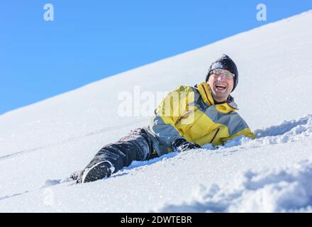 Pomeriggio divertente in inverno in slitta con la famiglia Foto Stock