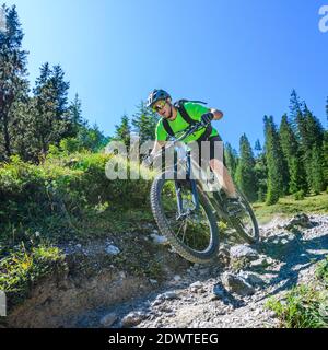 Impegnativo tour in mountain bike nelle Alpi austriache Foto Stock