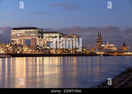 Vista sul Reno fino al Kranhaeuser (Crane Houses) nel porto di Rheinau e la cattedrale, Colonia, Germania. Blick ueber den Rhein zu den Kranha Foto Stock