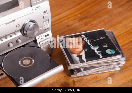 Music CD nel sistema Hi-fi di Sony Robbie Williams mi aspetto che il tuo album compact disc Foto Stock